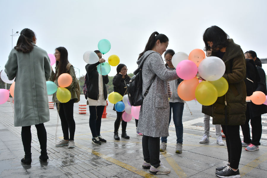 “会微笑的手机壳,会传染的微笑日”——南财学子DIY微笑手机壳拥抱微笑问候日 (4).JPG