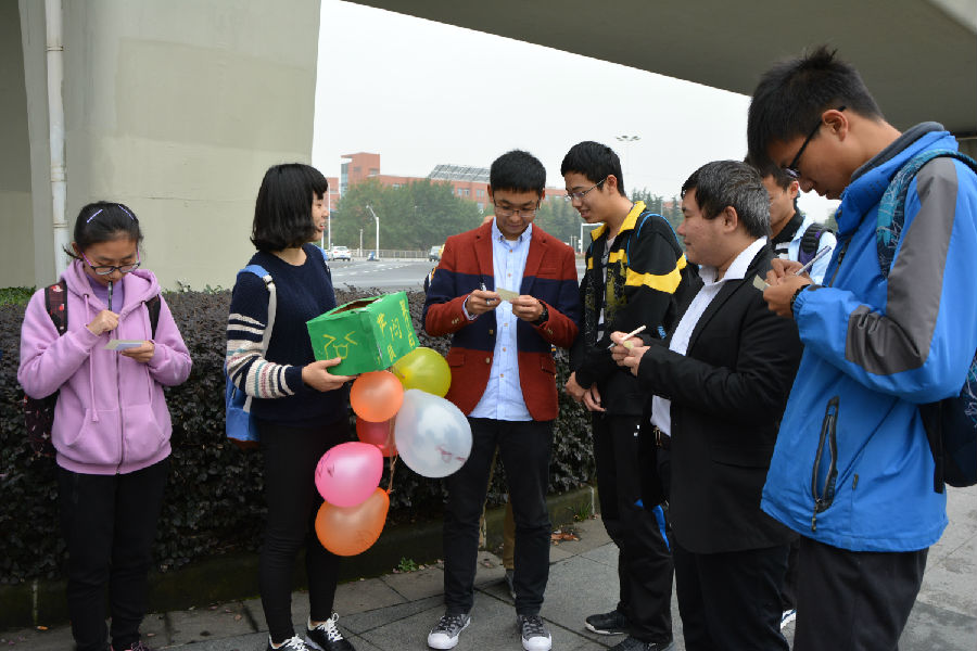 “会微笑的手机壳,会传染的微笑日”——南财学子DIY微笑手机壳拥抱微笑问候日 (13).JPG